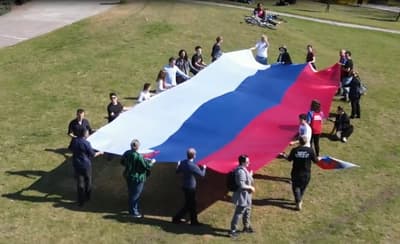 Se celebró un flashmob en Argentina para conmemorar el Día de la Bandera Nacional de Rusia.